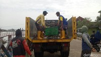 Tumpukan sampah di bibir Sungai Musi sendiri, bukan hanya berasal dari warga Palembang. Sampah juga datang dari daerah lain saat sungai pasang surut. (Raja-detik)