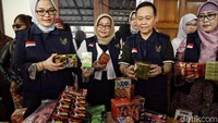 Kepala BPOM beserta jajaran menunjukkan barang bukti obat tradisional ilegal yang berhasil diamankan.