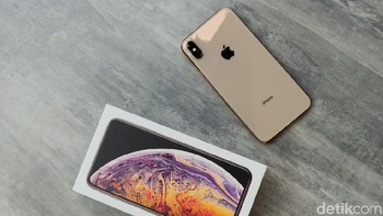 iPhone XS Max tersedia dalam pilihan warna gold, silver, dan space gray. Dan, detikINET menggenggam warna gold. Bagaimana menurut Ineters? Foto: detikINET/Adi Fida Rahman