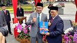 Sertijab Wali Kota Bandung, Ridwan Kamil Diarak di Atas Sepeda