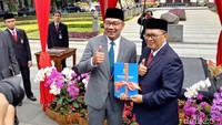 Ridwan Kamil bersama Oded M Danial berfoto bersama usai serah terima jabatan Wali Kota Bandung Terpilih periode 2018-2023.