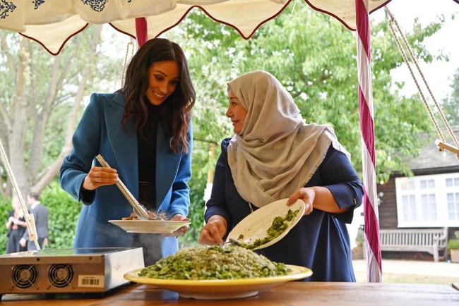 Buku pertama Meghan berisi resep-resep dari Hubb Community Kitchen di Al Manaar Muslim Cultural Heritage Center, London Barat. Meghan aktif mengunjungi komunitas ini sejak Januari lalu, seperti dilaporkan Istana. Foto: Dok. Getty Images