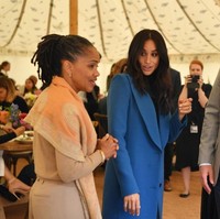 Aku merasa terhubung dengan komunitas ini. Itu adalah tempat para wanita tertawa, menangis, berduka dan masak bersama, tulis Meghan di bukunya. Foto: Dok. Getty Images