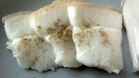 Pencinta lemak daging bisa mencicip salo dari Ukraina. Berupa lemak babi yang dijadikan lembaran, diasapi dan disimpan di ruang bawah tanah yang sejuk selama setahun. Setelah itu lembaran lemak tipis dinikmati bersam roti gandum. Foto: Wikipedia