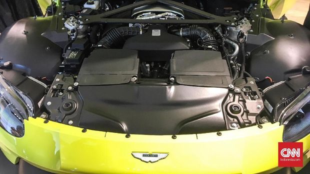 Bak lebar untuk menyimpan mesin kapasitas 4.000 cc V8.