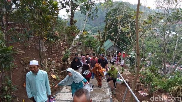 Warga di kompleks Makam Ki Mandung.