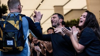 Mereka disambut oleh para staff Apple Store dengan hangat. Foto: Getty Images