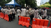 Jalan Imam Bonjol di depan gedung Komisi Pemilihan Umum (KPU) Pusat pun sudah ditutup.