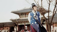 Ini saat dia sedang berpose menggunakan baju tradisional Korea Selatan di Istana Gyeongbokgung di Seoul. (shanepowxp/Instagram)