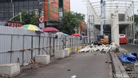 Jalan Jatibaru ditutup seng.