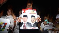 Mereka juga membentangkan poster berwajah Jokowi-Maruf dengan nomor urut 1.