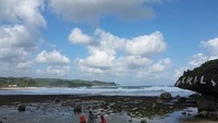 Pantai Krakal yang asyik buat bersantai dan foto-foto (Anisya Dwi Harianti/dTraveler)
