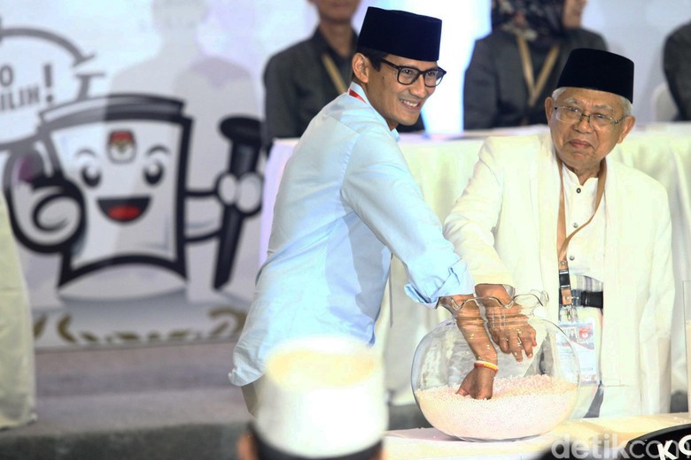Indo Barometer: 3 Survei Tunjukkan Maruf Amin Ungguli Sandiaga Indo Barometer: 3 Survei Tunjukkan Maruf Amin Ungguli Sandiaga