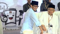 Sebelum mengambil nomor urut, cawapres dari kedua kubu mengambil undian tahap pertama untuk menentukan siapa yang lebih dulu untuk mengambil nomor urut capres/cawapres.