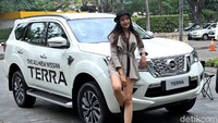 Meskipun demikian, sang model cantik dan manis ini tak kehilangan tajinya.