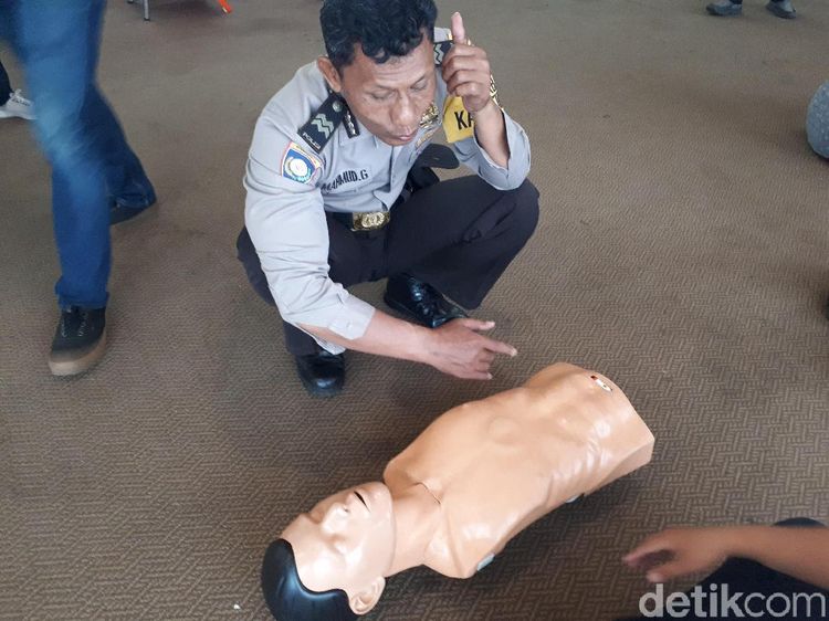 Foto: Beragam Ekspresi Saat Menghadapi Korban Pingsan Mendadak