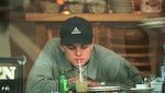 Tampannya Pose Makan Aktor dan Pemerhati Lingkungan, Leonardo DiCaprio