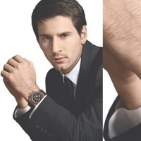 Menjadi pemain bola dengan pendapatan tertinggi, Lionel Messi semakin tajir dengan terpilihnya dia sebagai brand ambassador sejumlah merek. Salah satunya merek jam tangan mewah Prancis, Audemars Piguet. Sebagai brand ambassador, tidak heran jika bintang sepakbola Argentina itu memiliki jam tangan Audemars Piguet seharga US$ 83.300 atau sekitar Rp 1,2 miliar. (Foto: Instagram)
