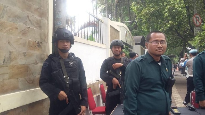 Jelang Pengundian Nomor Urut Capres, Polisi Bersenjata Siaga di KPU Jelang Pengundian Nomor Urut Capres, Polisi Bersenjata Siaga di KPU