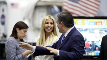 Dalam kunjungannya itu, Ivanka didampingi oleh Senator Ted Cruz, Wakil Presiden Amerika Serikat Brian Babin dan Gubernur Lt. Dan Patrick. Loren Elliott/Reuters.