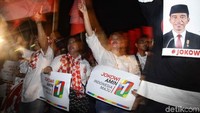 Mereka juga mengacungkan jari telunjuk sambil meneriakkan yel-yel nomor 1.
