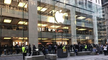Mereka rela mengantre begitu panjang demi mendapatkan iphone baru ataupun Apple Watch anyar. Foto: Twitter/kieranegan