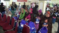 Menurut Arfan, biasanya jemaah baik laki-laki dan perempuan akan berganti baju sebelum turun pesawat. Jika jemaah haji itu tinggal di daerah yang jauh, maka dia biasanya akan berganti baju di tengah jalan sebelum sampai di daerahnya.