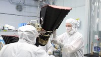 TESS dilengkapi dengan empat kamera khusus dan menggunakan metode pendeteksian bernama transit photomery yang mendeteksi kerlipan cahaya bintang dari kejauhan secara berkala. Ini wujud TESS saat masih dirakit NASA. Foto: nasa.gov