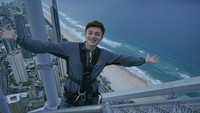 Shane juga mencoba uji nyali di Skypoint, Gold Coast, Australia. (shanepowxp/Instagram)