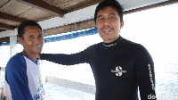 Aci (sebelah kiri) yang juga seorang dive master (Zaky Fauzi Azhar/detikTravel)