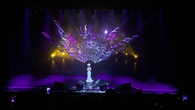 Aksesori mengagumkan Rinaldy sebagai paduan gaun karya Didi Budiardjo. Foto: Dyah Paramita Saraswati