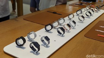 Tak hanya iPhone, dijual juga jam pintar buatan Apple. (Foto: detikINET/Adi Fida Rahman)