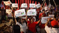 Relawan Joko Widodo-Maruf Amin menyambut gembira pasangannya mendapatkan nomor urut 1 dalam Pilpres 2019.
