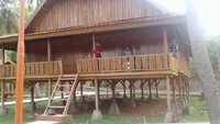 Panggita adalah keturunan ahli dalam pembangunan rumah, dan ikut berperan dalam kegiatan gotong-royong pemindahan rumah panggung warga. Ada berbagai hal yang perlu diperhatikan sebelum rumah dibangun. Misalnya saja pintu rumah dengan pintu pagar depan tidak boleh lurus atau satu arah (Alan Malingi/istimewa)  