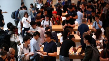 Para fanboy Apple pun memadati ruangan untuk menjajal gagdet terkini dari Apple. Foto: Reuters