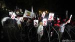 Kegembiraan Para Pendukung Saat Pamer Nomor Urut Pilpres di KPU