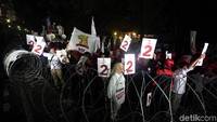 Para pendukung Prabowo-Sandiaga membentangkan poster nomor 2.