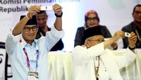 Pengambilan giliran nomor urut dilakukan oleh para cawapres, yaitu Maruf Amin dan Sandiaga Uno, di sidang utama kantor KPU, Jl Imam Bonjol, Menteng, Jakarta Pusat, Jumat (21/9/2018).