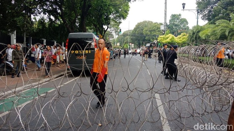 Pendukung 2 Kubu Capres di KPU Dipisahkan Kawat Berduri Pendukung 2 Kubu Capres di KPU Dipisahkan Kawat Berduri