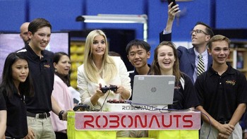 Kunjungan Ivanka Trump ke kantor NASA pun berbarengan dengan kunjungan sejumlah peserta lomba robotik internasional. Loren Elliott/Reuters.