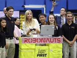 Keceriaan Ivanka Trump Saat Berkunjung ke Kantor NASA