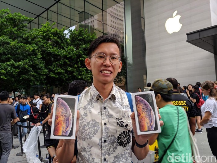 Antre belasan jam dan hujan-hujanan terbayar iPhone XS Max. Foto: Adi Fida Rahman/detikinet Antre belasan jam dan hujan-hujanan terbayar iPhone XS Max. Foto: Adi Fida Rahman/detikinet
