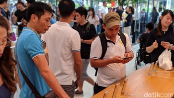 Tidak hanya warga Singapura, warga negara lain pun ikut mengantre demi iPhone baru. Termasuk dari Indonesia. (Foto: detikINET/Adi Fida Rahman)