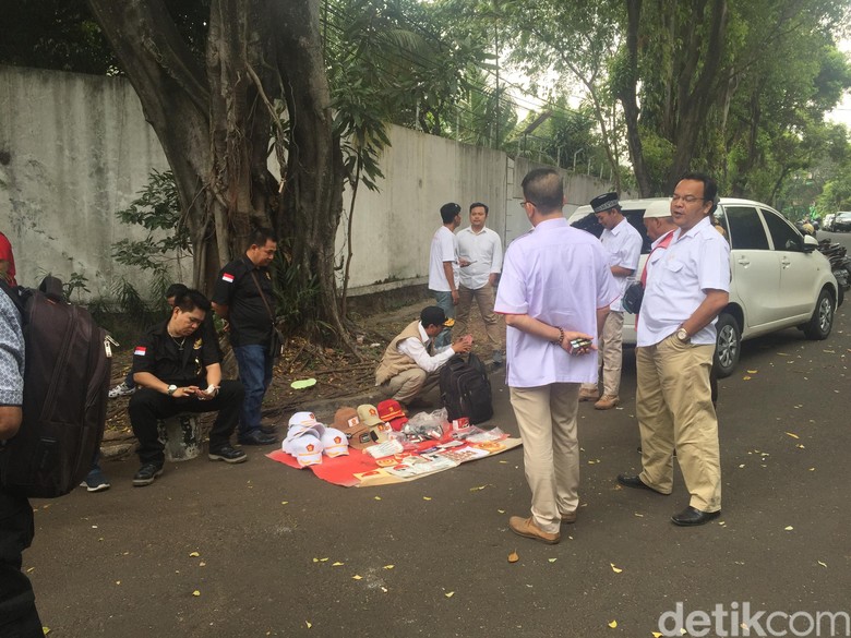Pendukung Mulai Datangi Rumah Prabowo, Ada yang Jual Atribut Pendukung Mulai Datangi Rumah Prabowo, Ada yang Jual Atribut