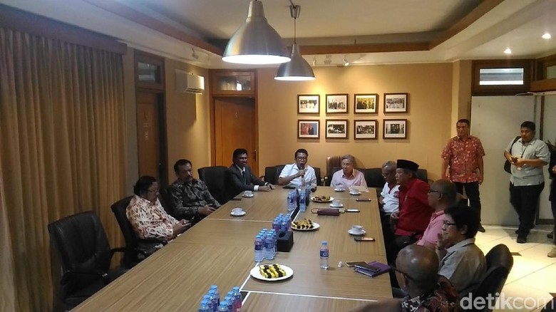 Kwik Kian Gie Ikut FGD soal Ekonomi di Posko Jokowi-Maruf Kwik Kian Gie Ikut FGD soal Ekonomi di Posko Jokowi-Maruf