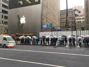 Huawei Kembali Ganggu Pengantre iPhone dengan Minuman Jus