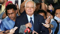 Kemunculannya di pengadilan Kamis (20/09) merupakan ketiga kalinya mantan perdana menteri tersebut dihadapkan ke pengadilan. Beberapa dakwaan yang ditimpakan kepada Mantan Perdana Menteri Malaysia ini berkaitan dengan pencucian uang dan penyalahgunaan kekuasaan semasa menjadi perdana menteri. Lai Seng Sin/Reuters.