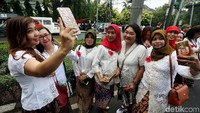 Momen para pendukung Jokowi saat asyik berswafoto bersama di depan gedung KPU, Jakarta.