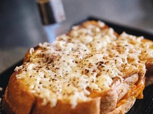 Malam Ini Enaknya Nongkrong dan Ngemil Roti Bakar Kekinian  di Sini