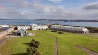 Narapidananya menunggu untuk dikirim ke daerah koloni Inggris, seperti Australia dan Bermuda. Dari 1847, pria dan anak laki-laki dari umur 12 tahun telah dikirim ke Spike Island karena mencuri kentang (Spike Island Cork)